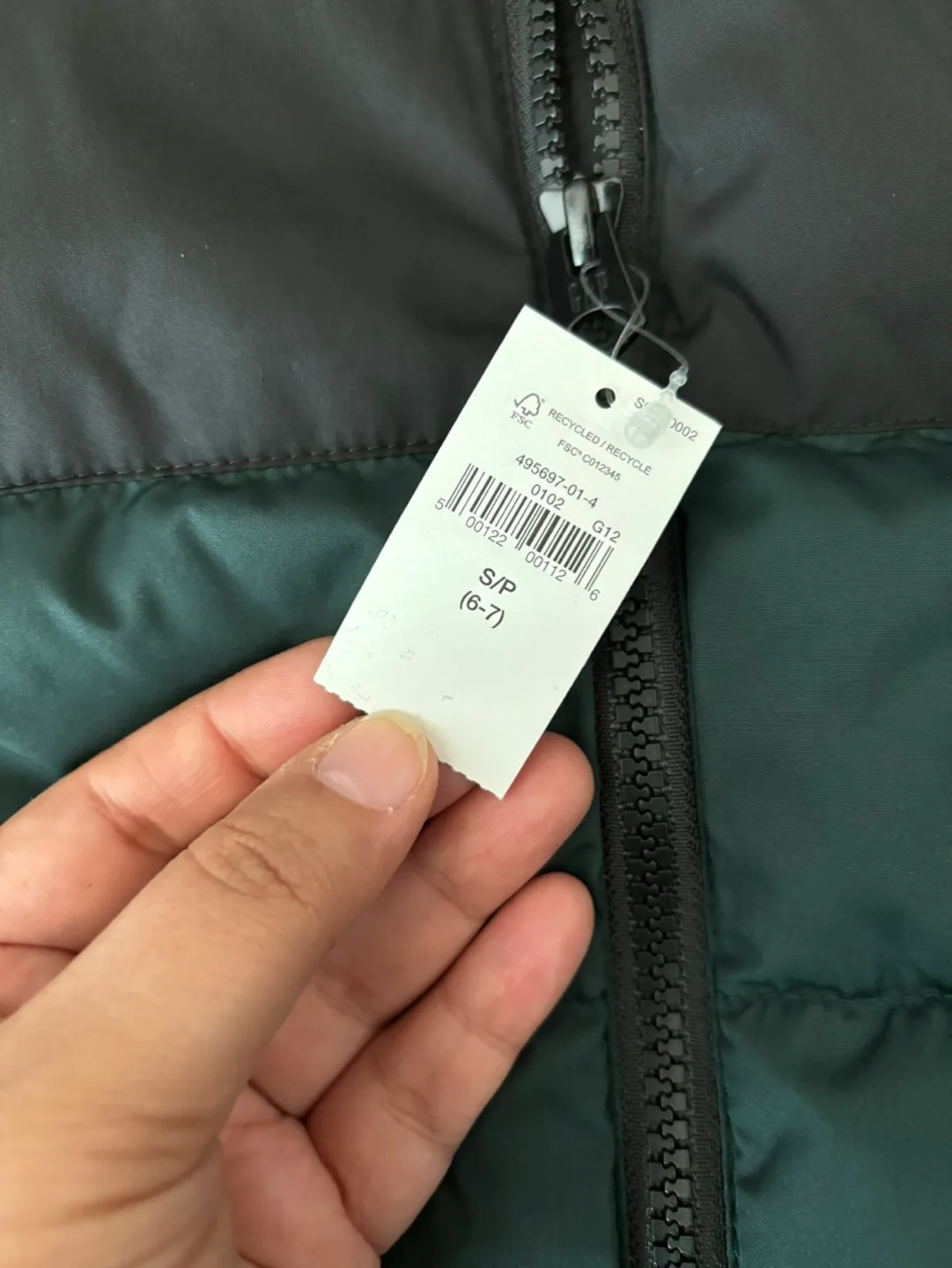 BNWT Gap Kids' Puffer Vest Size (6-7) image indicator(2)