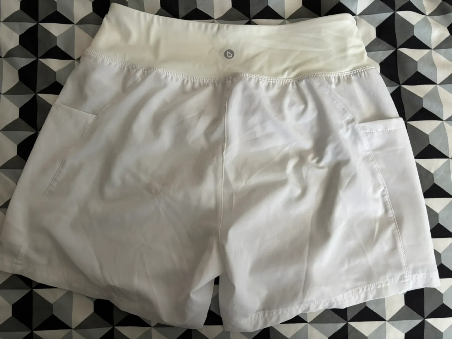 White athletic shorts with pockets image indicator(2)