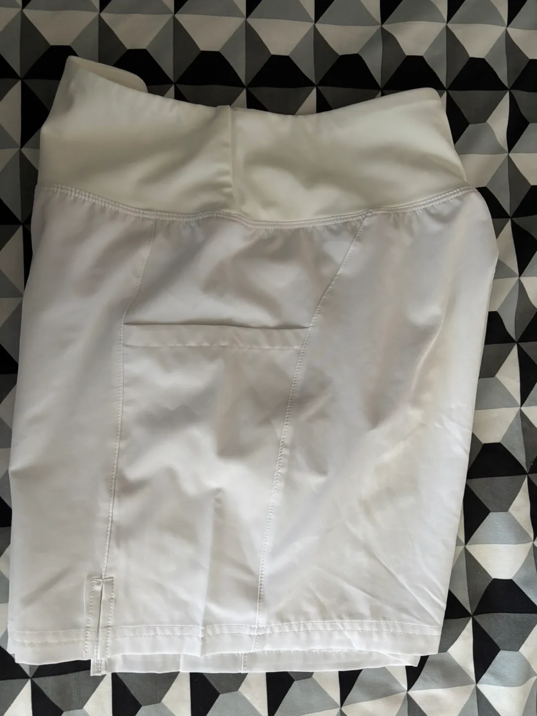 White athletic shorts with pockets image indicator(3)