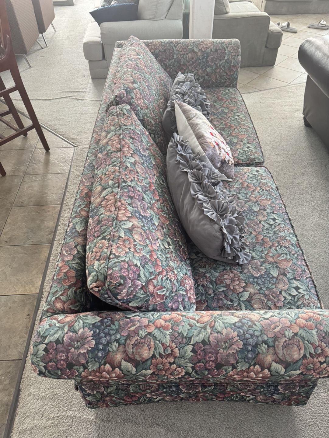 Floral patterned couch - photo 2