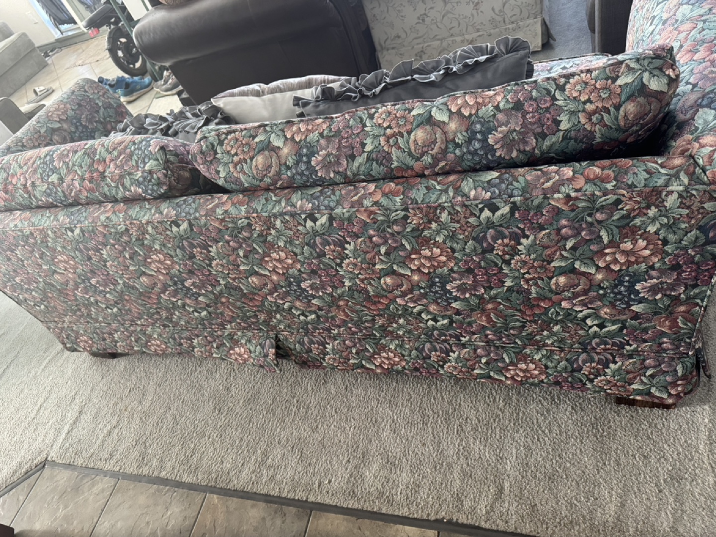Floral patterned couch - photo 3