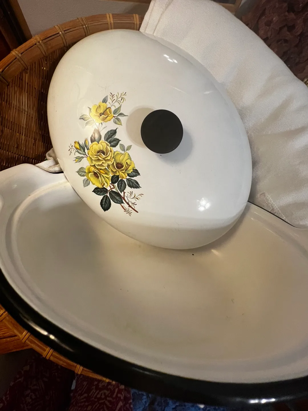 Vintage Enamel Roaster with Yellow Roses image indicator(2)