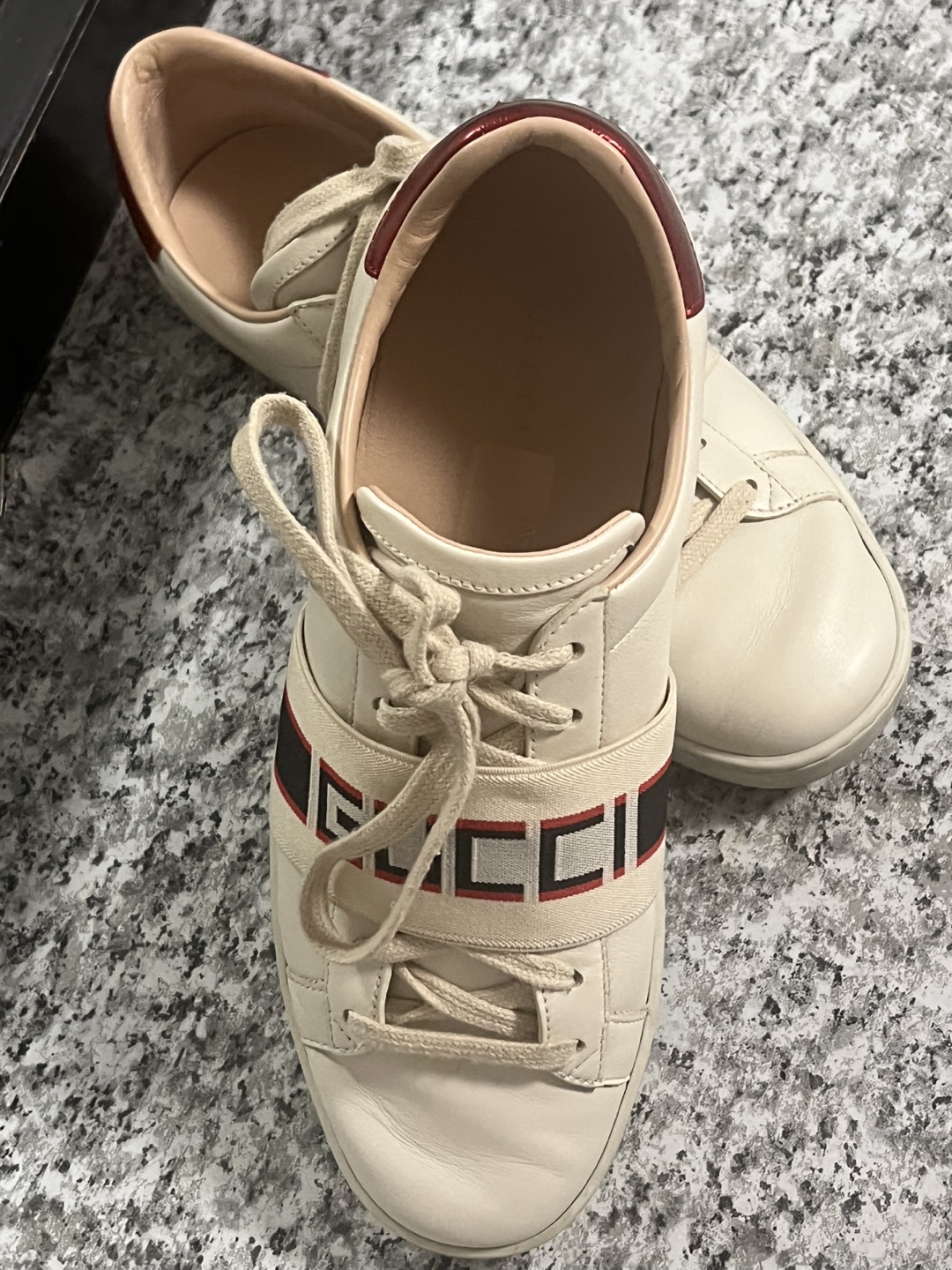 Gucci Women's Ace Leather Sneakers🚶🏻‍♀️‍➡️