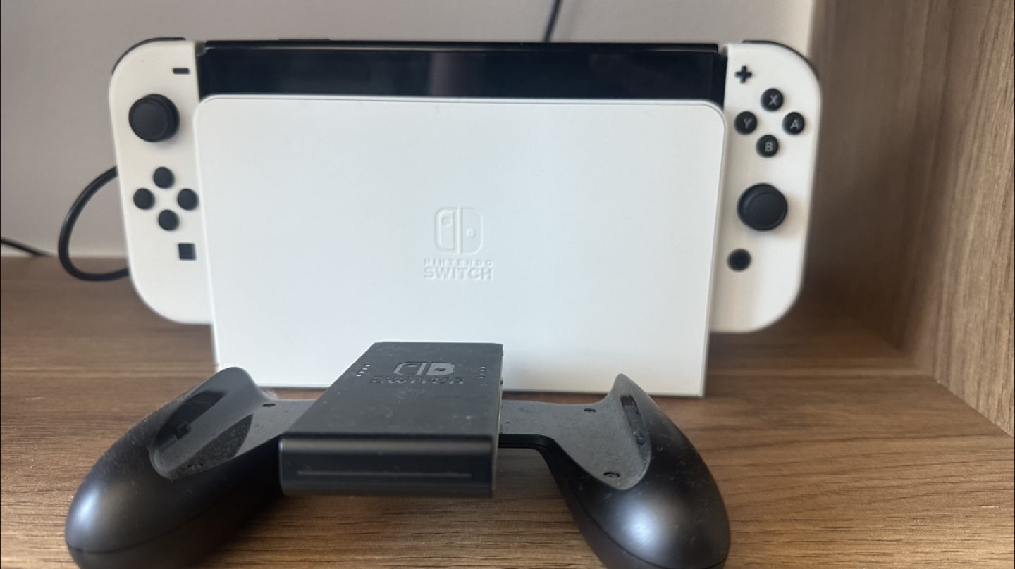 Nintendo Switch OLED – White Joy-Con (Very Good Condition) - photo 2
