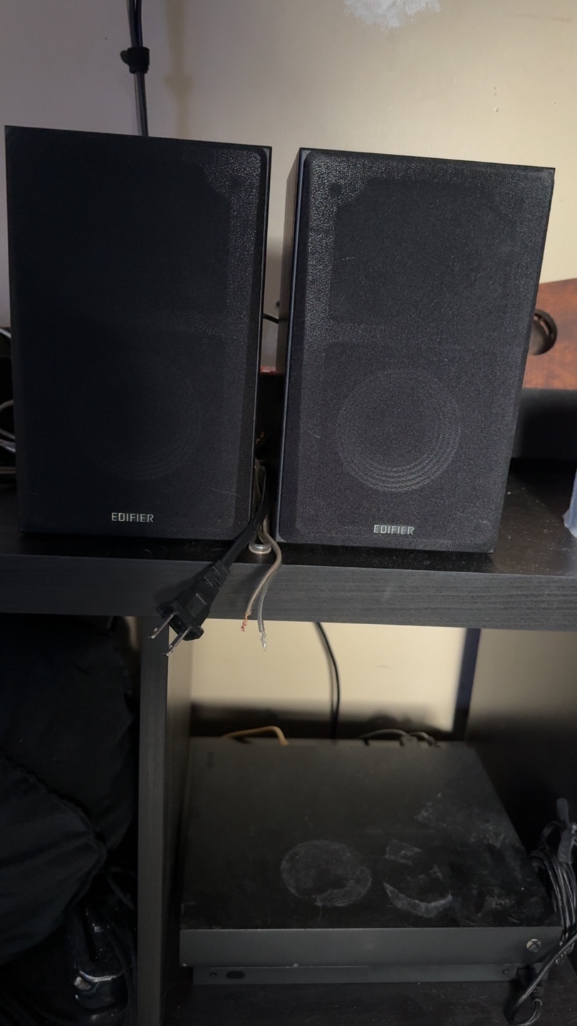 Edifer Book shelf speakers like new