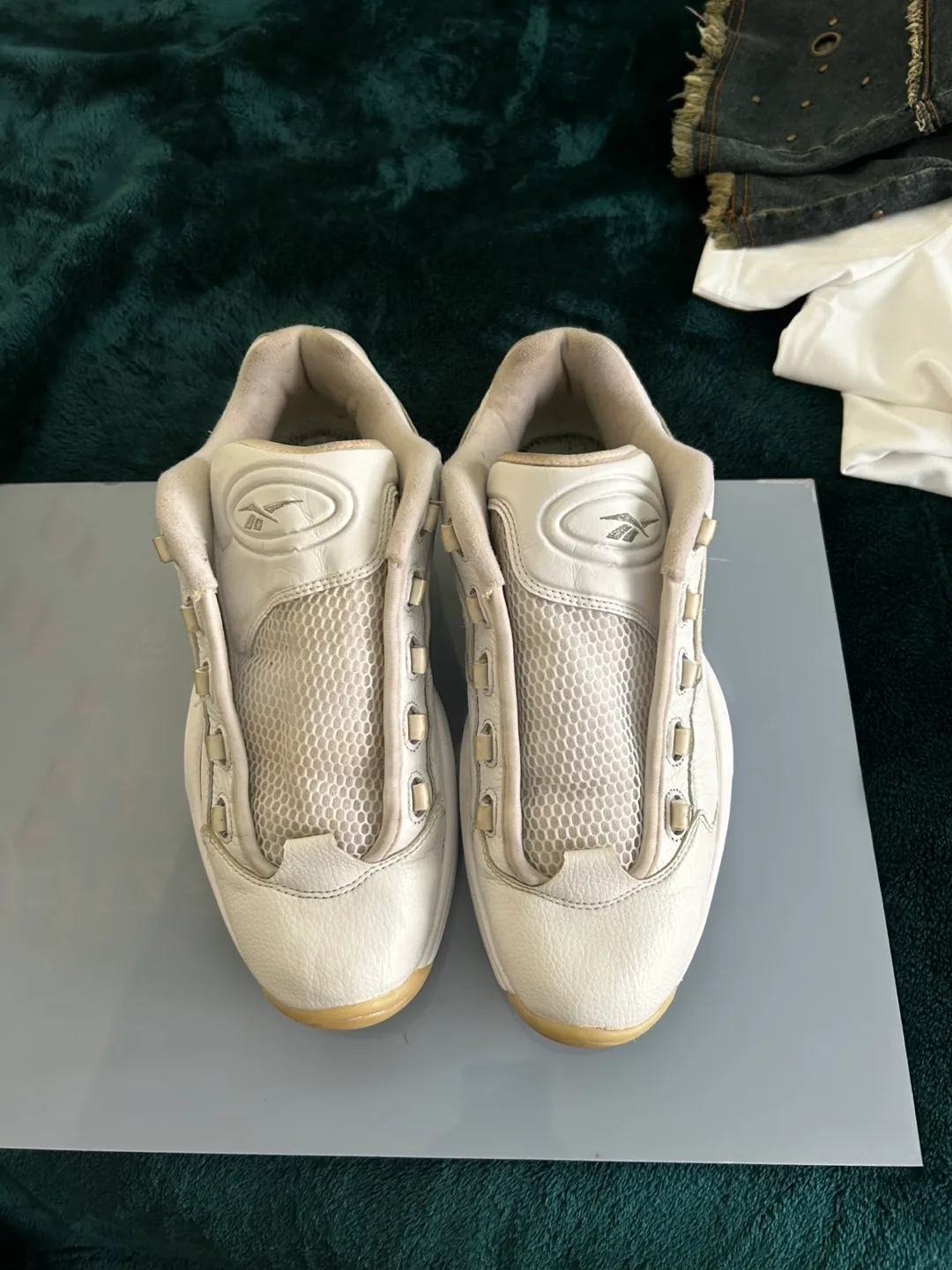 White shoe image indicator(2)