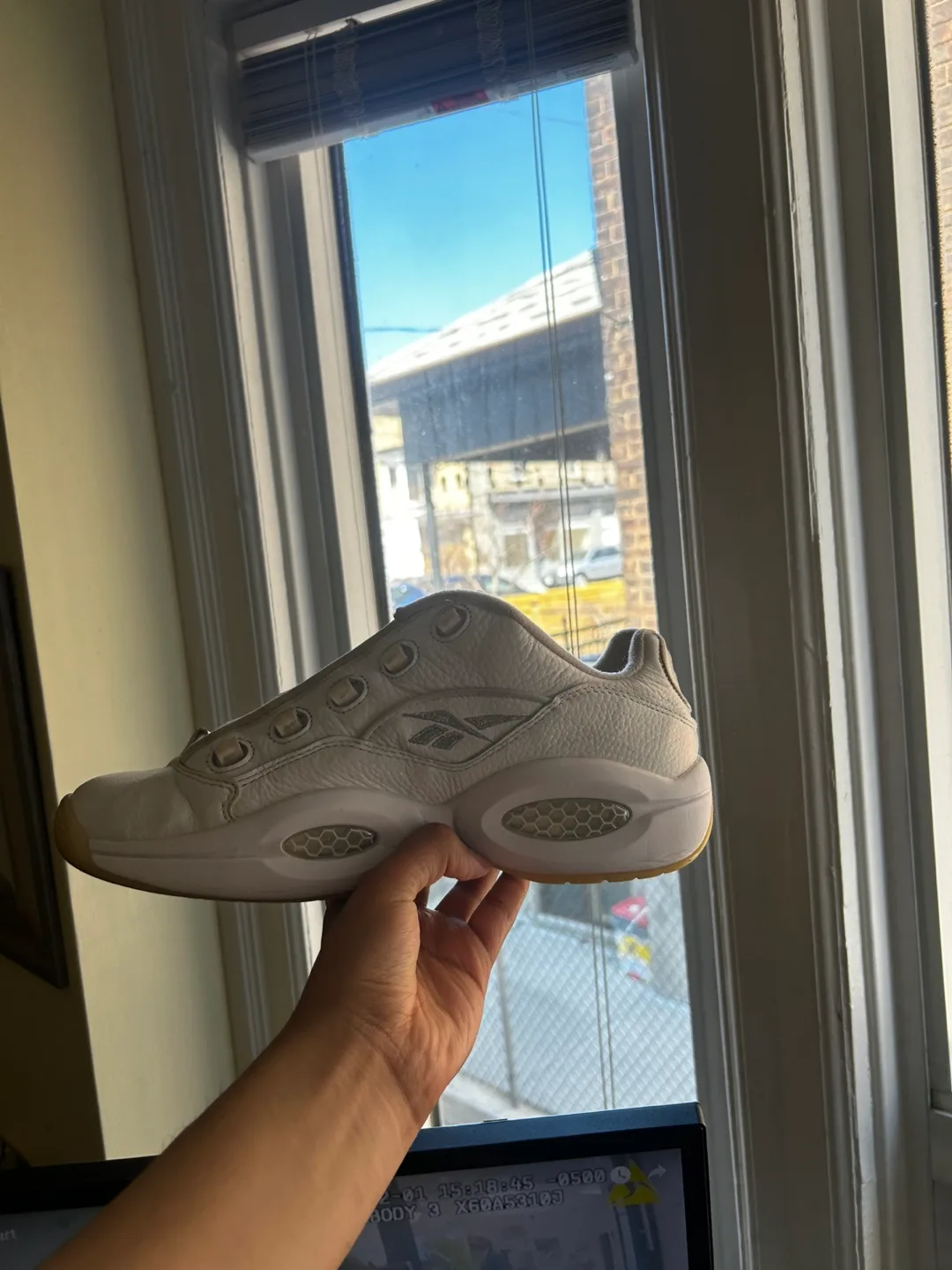 White shoe image indicator(6)