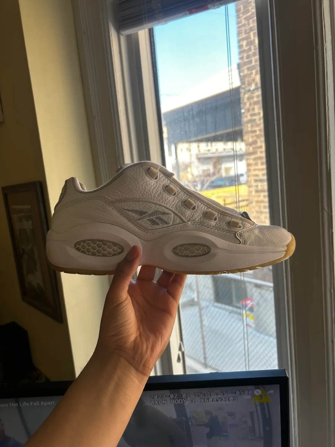 White shoe image indicator(3)