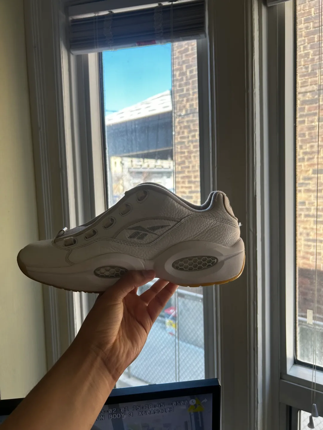 White shoe image indicator(5)