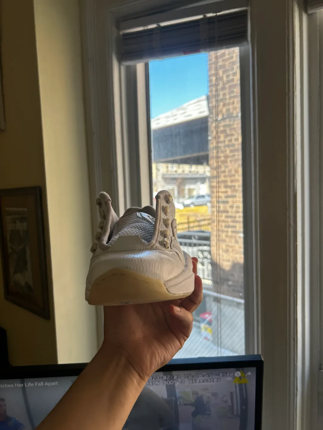 White shoe image indicator(8)