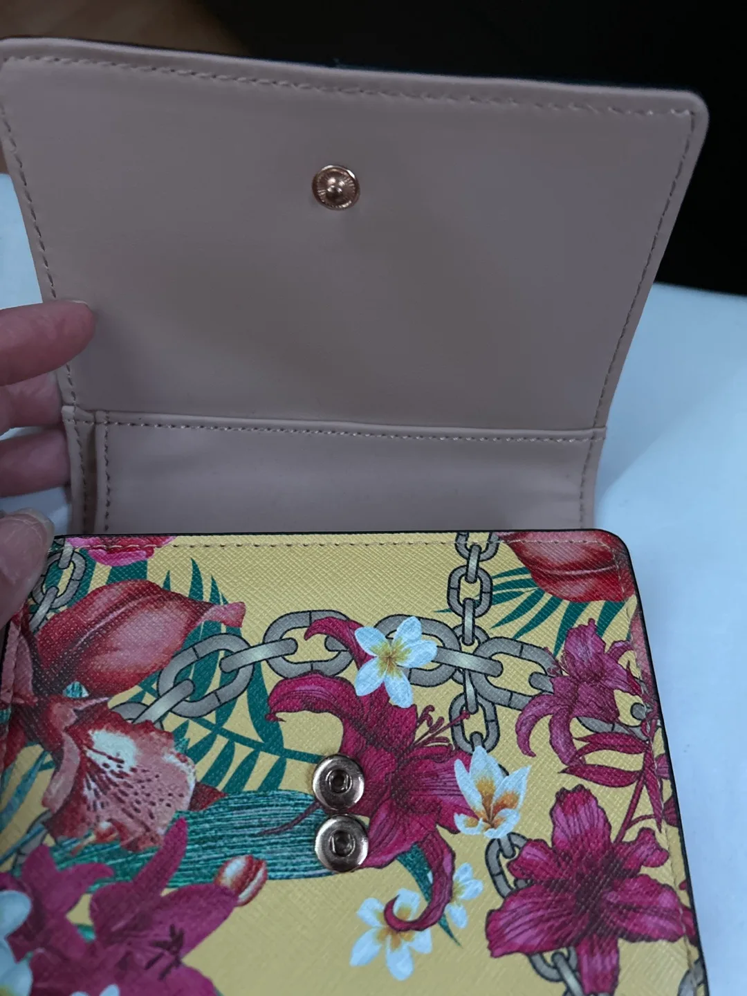 💚 Guess Floral Trifold Wallet image indicator(2)