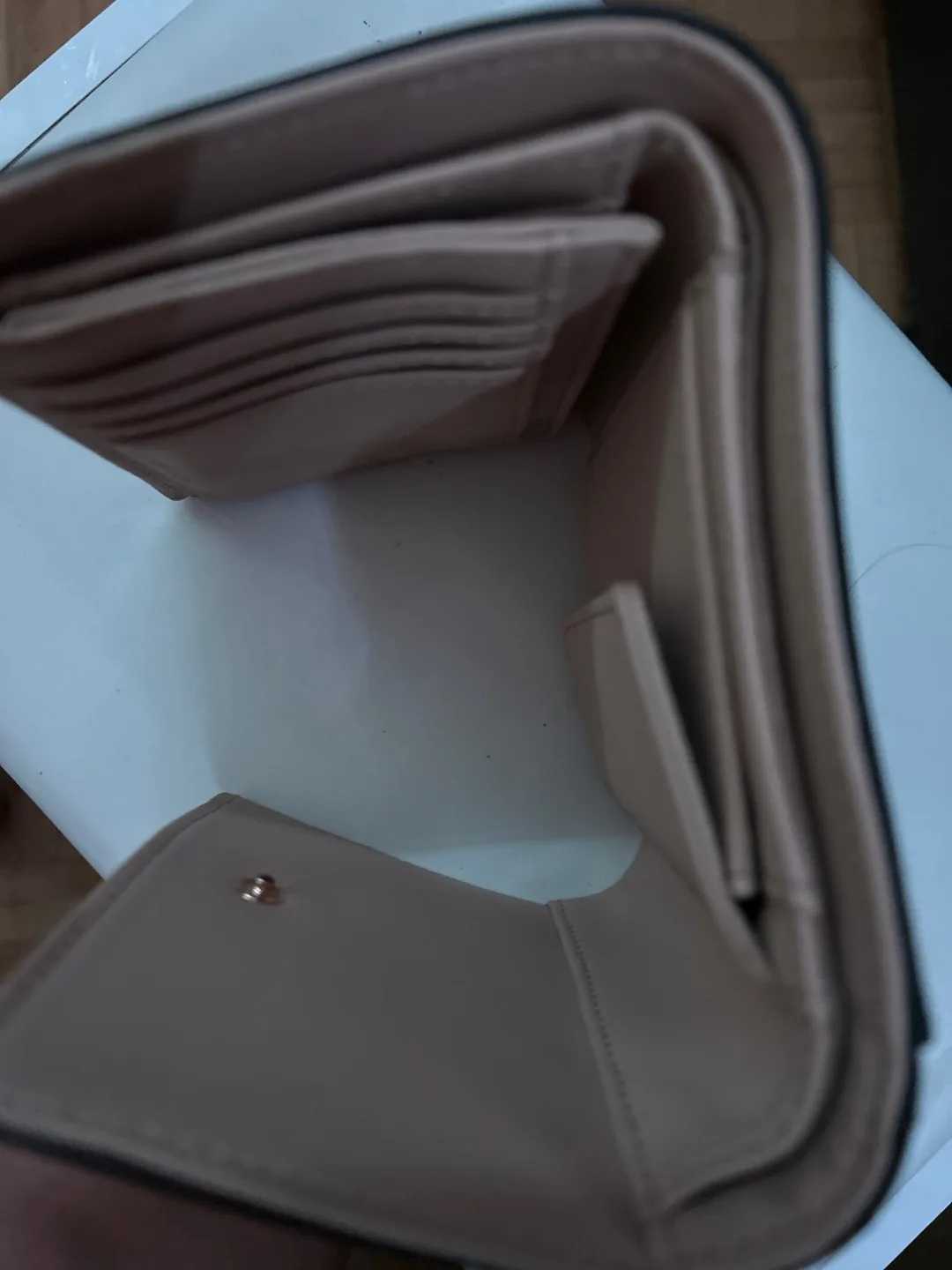 💚 Guess Floral Trifold Wallet image indicator(4)