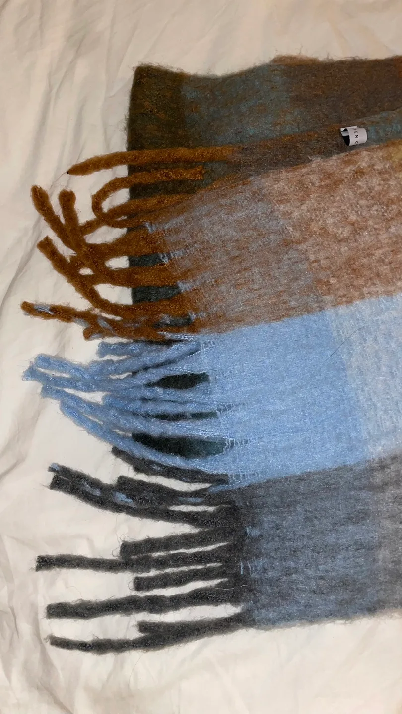 XL Multicolored Fluffy Scarf image indicator(2)