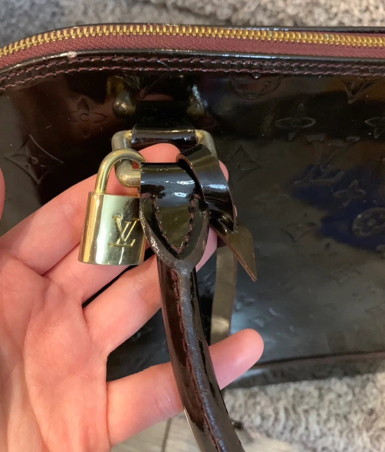 LV Monogram Vernis Alma MM image indicator(2)