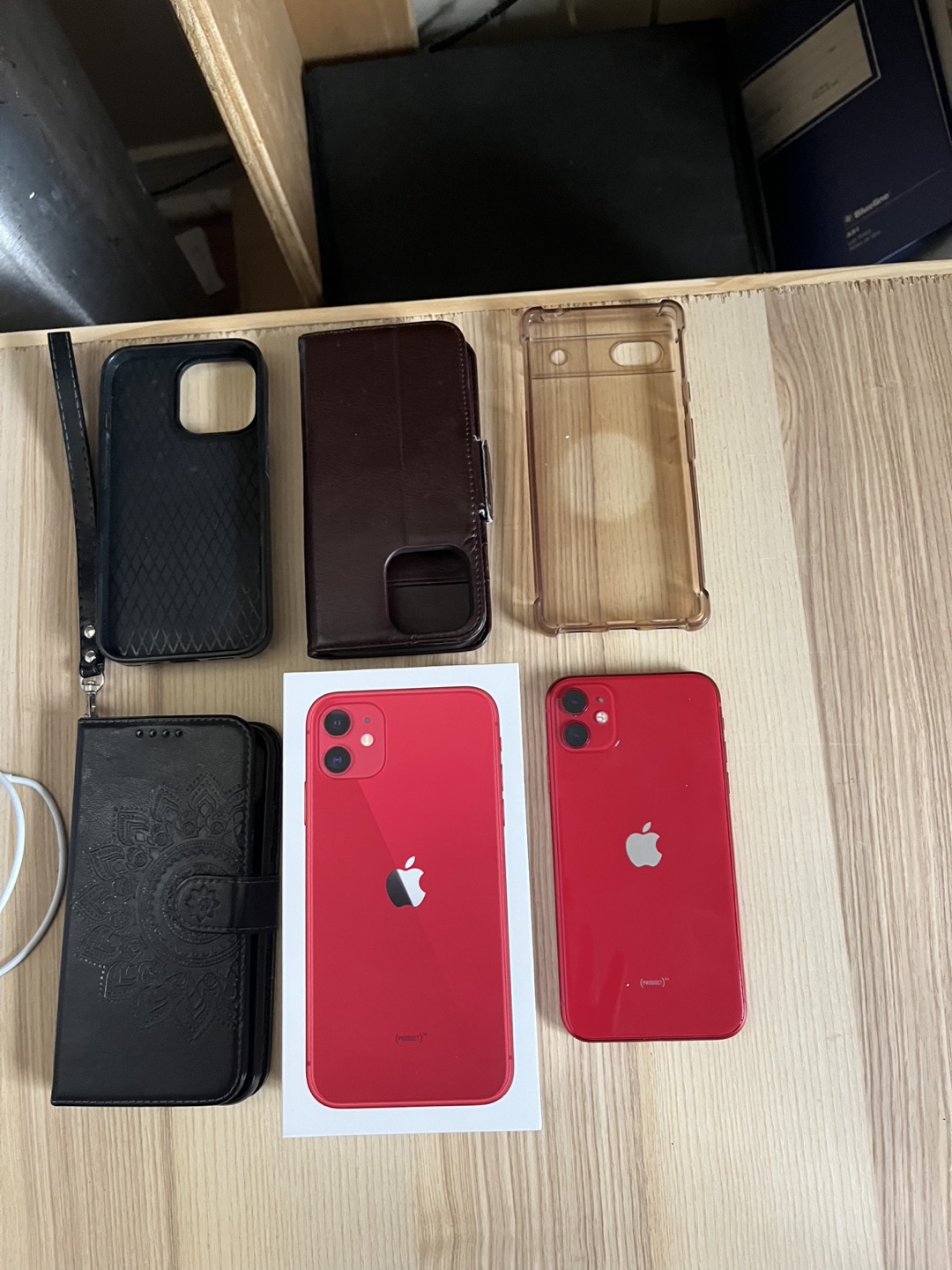 iPhone 11 RED 64GB  very good condition. Pick up Kanata North - photo 2