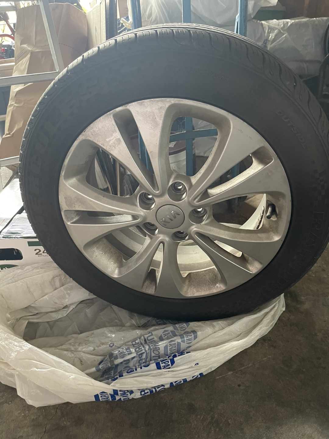Kia Alloy Wheel with Tires (4) - 215/55R17