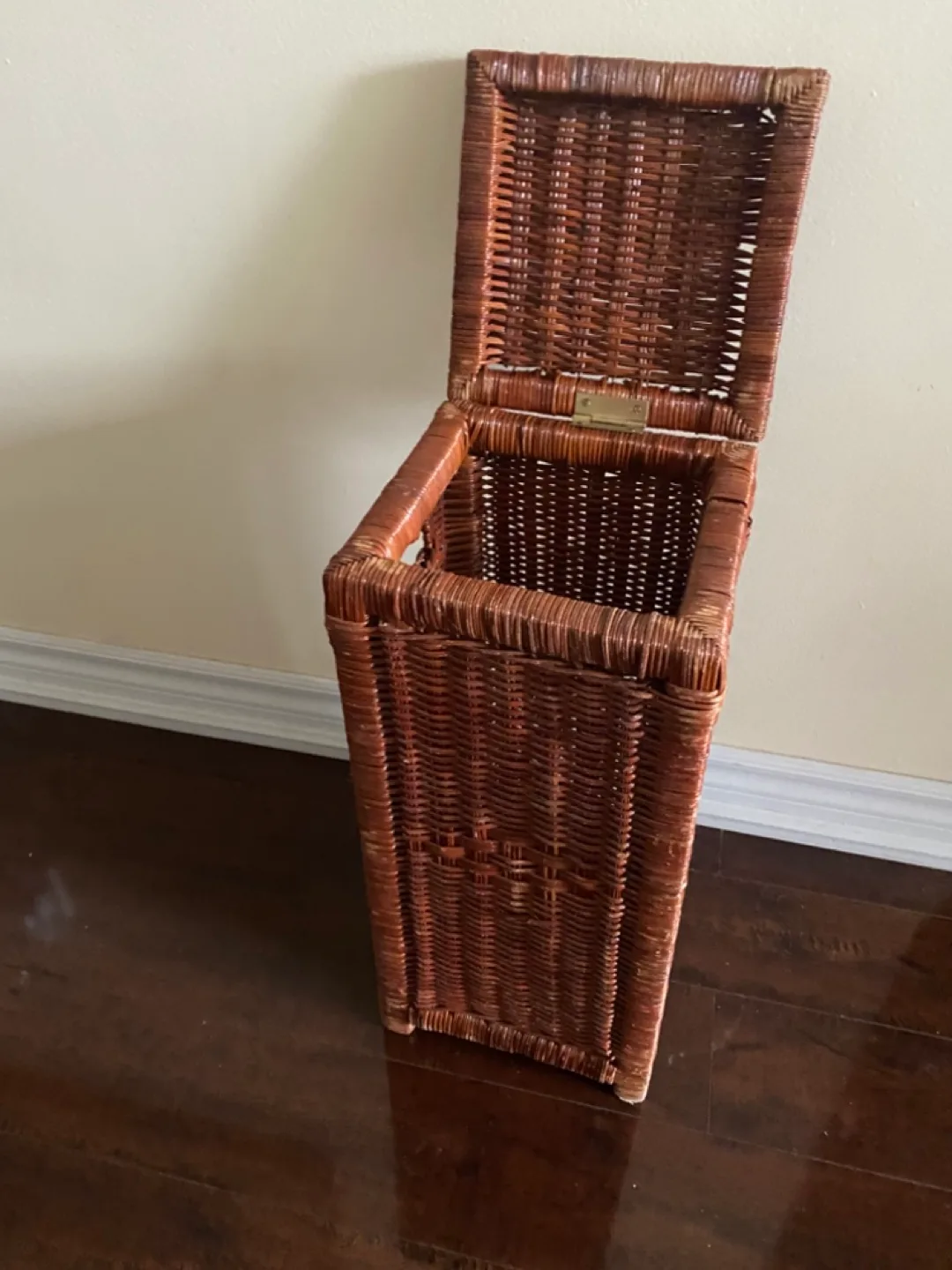Vintage Wicker Storage Basket with Lid image indicator(2)