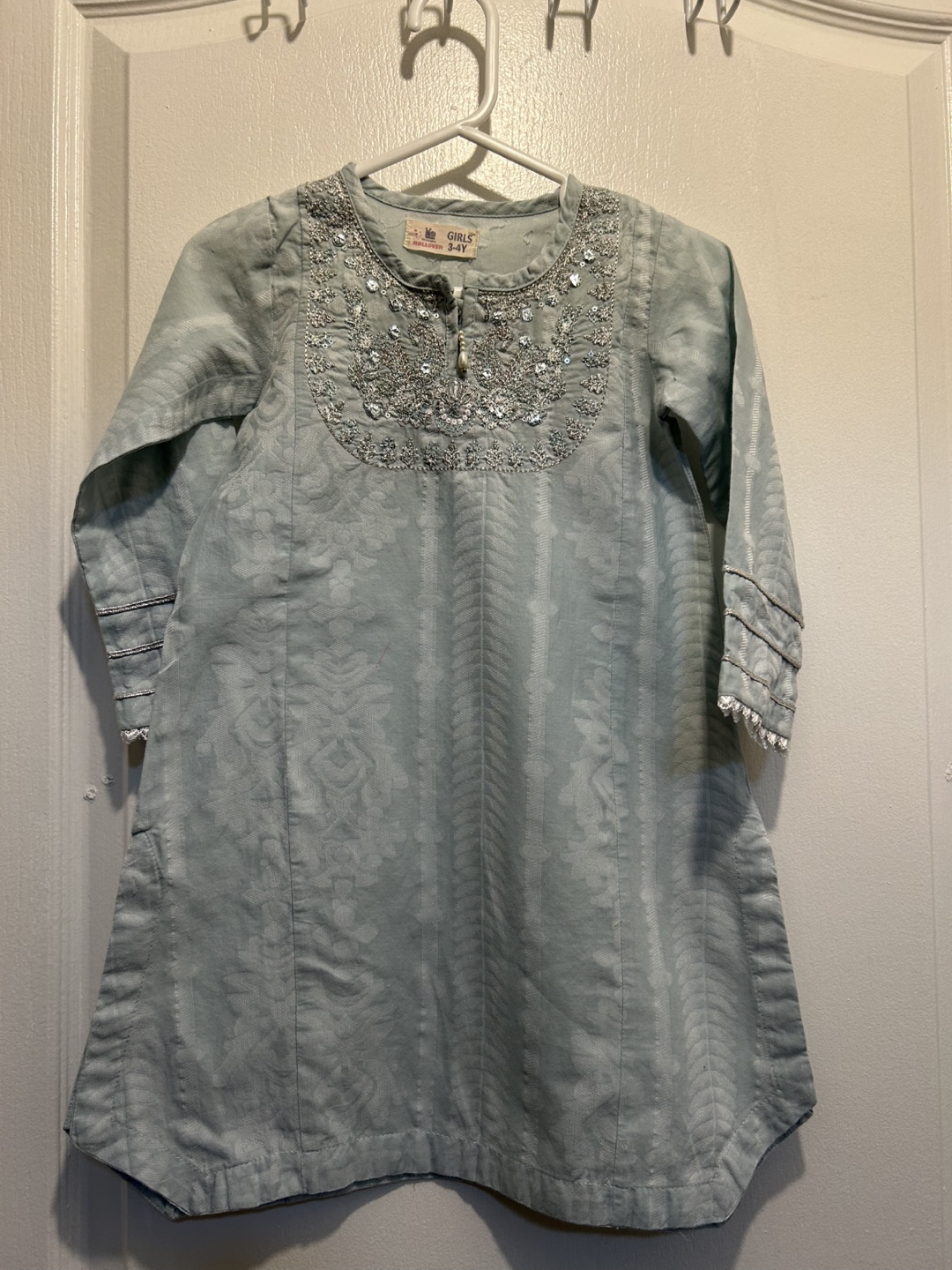 Girls' embroidered kurta, size 3-4Y