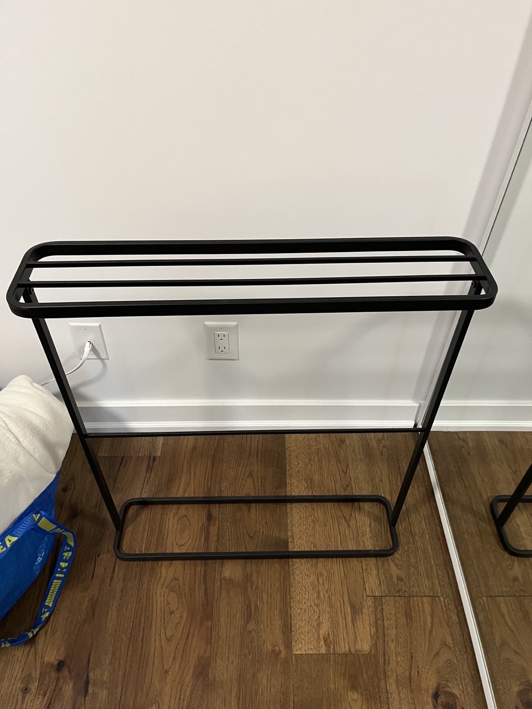 Free standing towel hanger