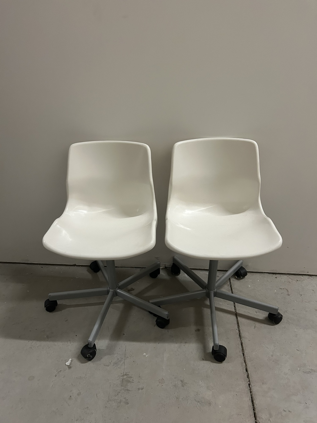 Pair of White Swivel Chairs - photo 4