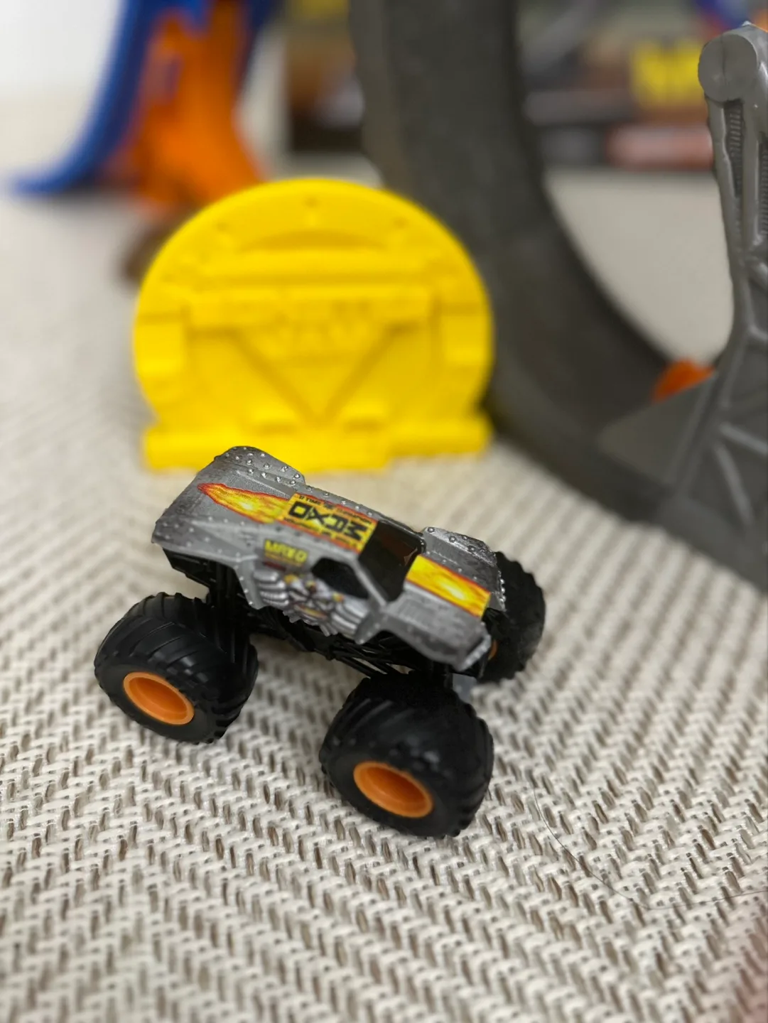 Monster Jam MaxD Break Free Destruction Playset image indicator(3)