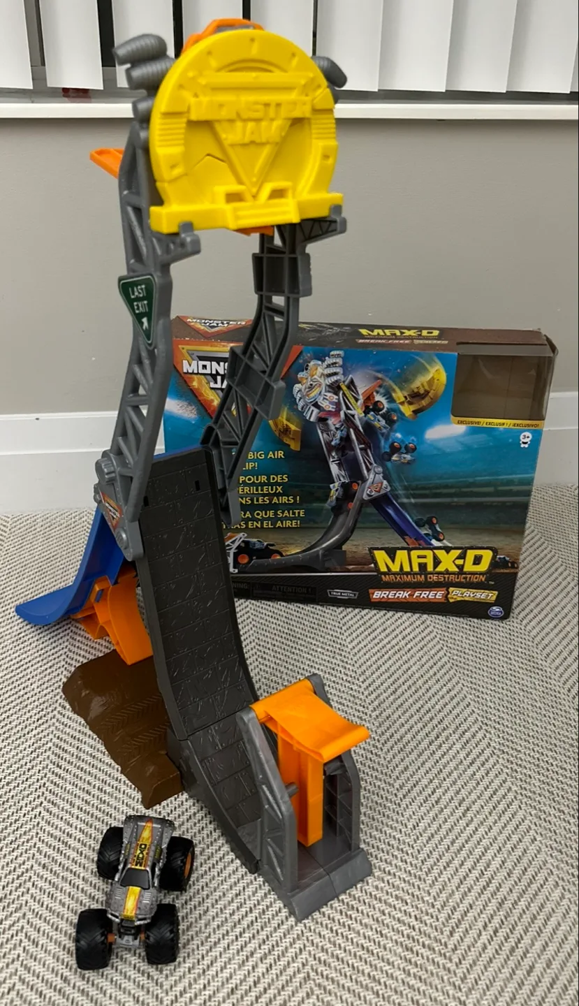 Monster Jam MaxD Break Free Destruction Playset image indicator(2)