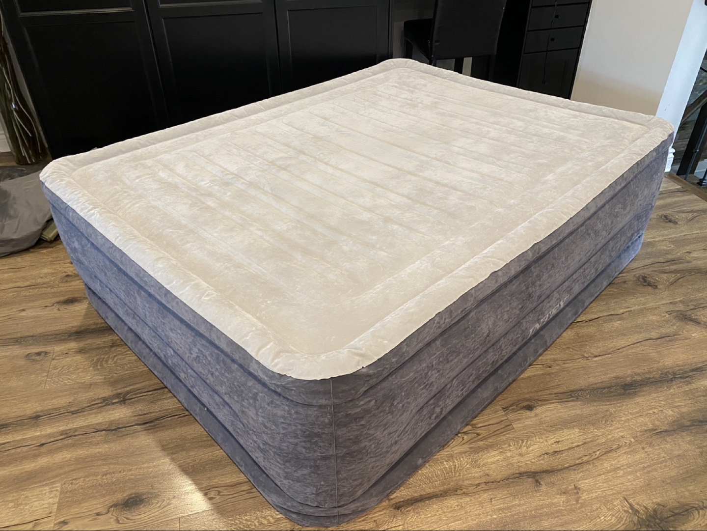 INTEX Queen Air Mattress with Built-in Pump - photo 4