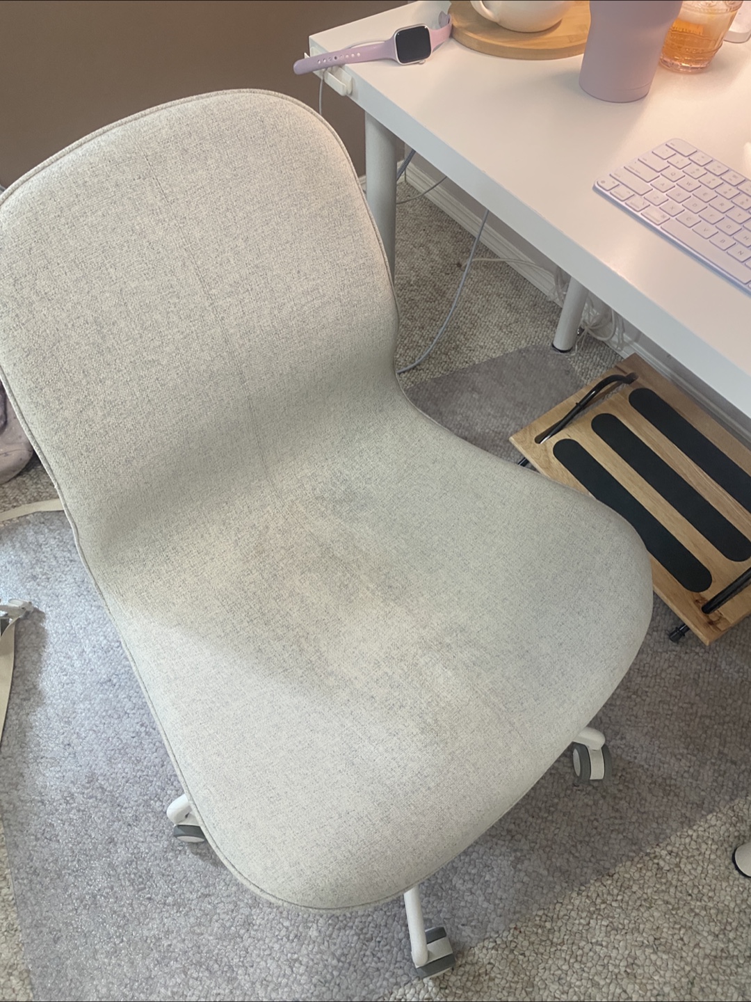 Modern Office Chair with Wheels – Great Condition, Minor Stain