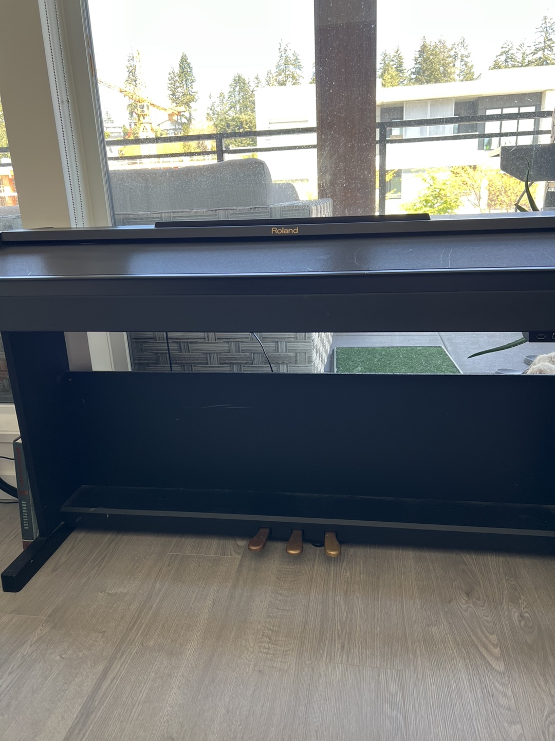 Roland digital piano — NEEDS REPAIR