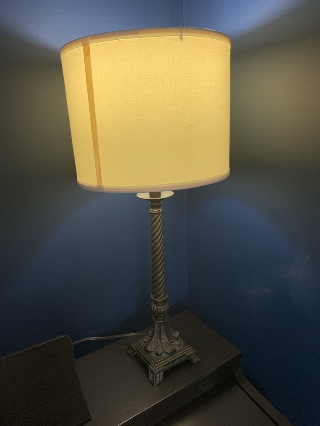 Elegant Table Lamp with Off-White Shade