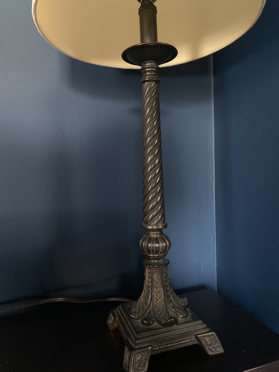 Elegant Table Lamp with Off-White Shade - photo 3