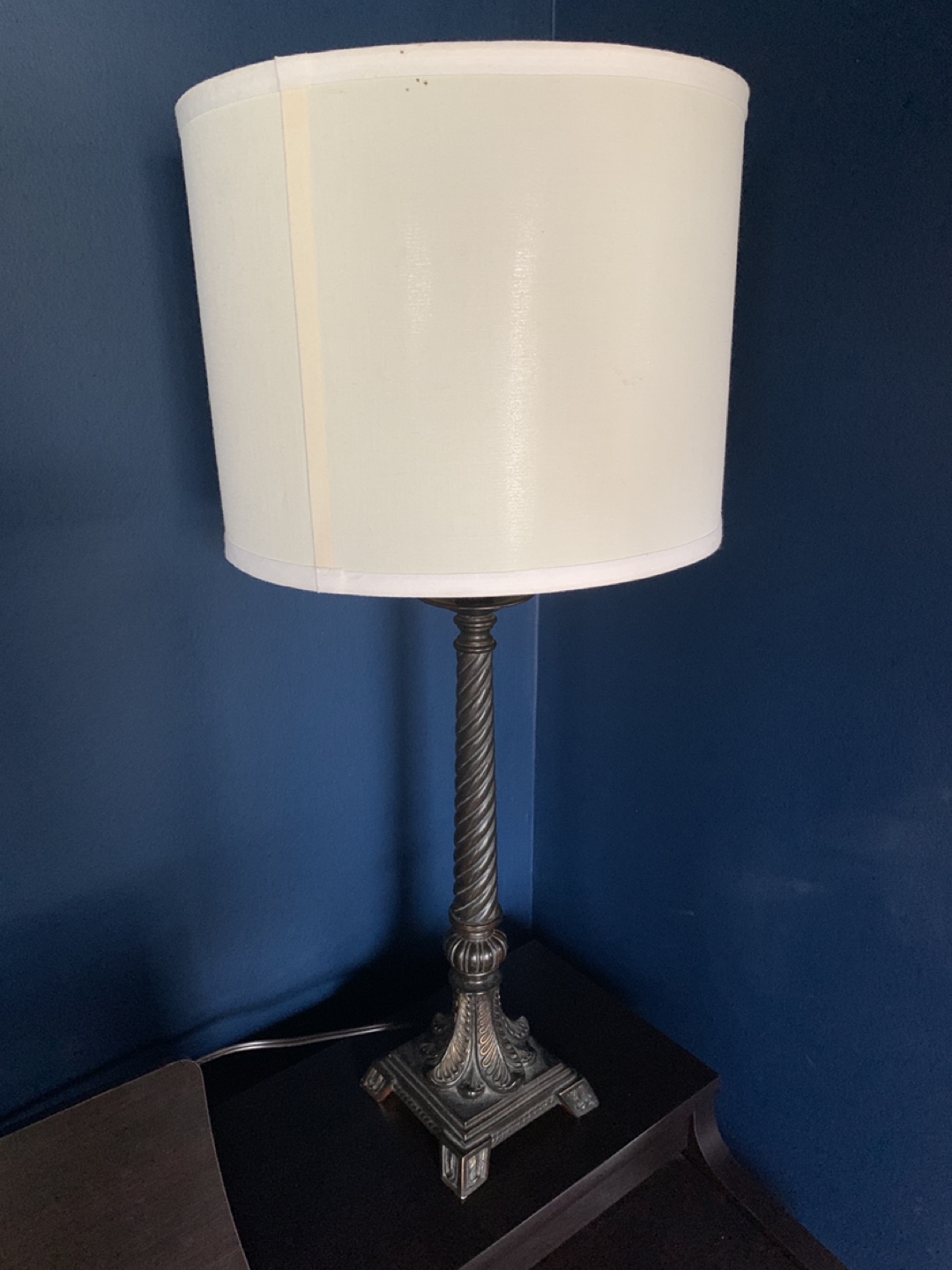 Elegant Table Lamp with Off-White Shade - photo 2