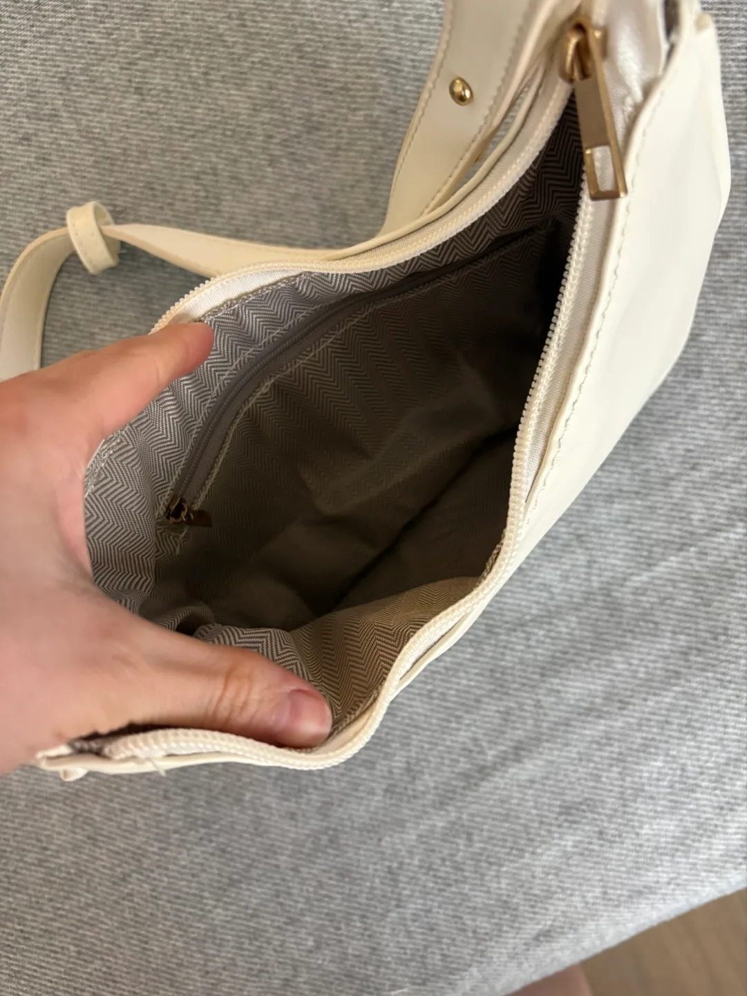 Charfan & Kegie White Half-Moon Bag image indicator(3)