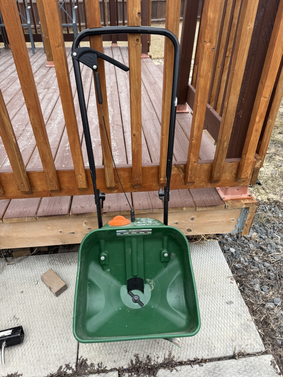 Scotts Turf Builder EdgeGuard Spreader