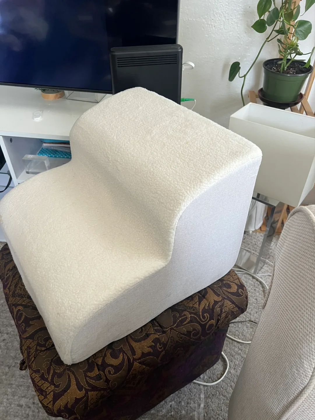 White Fleece Leg Elevator Pillow image indicator(3)