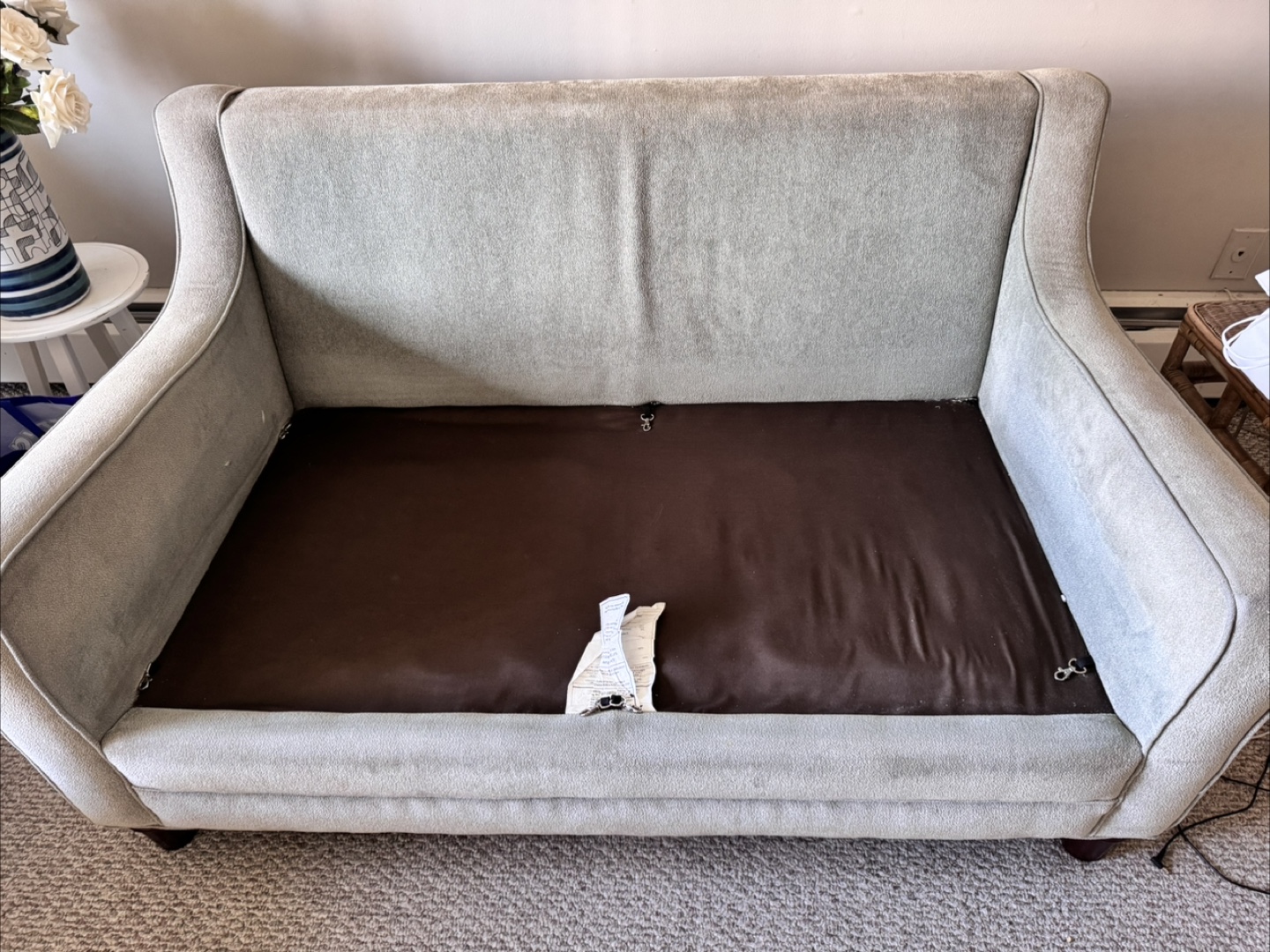 Grey loveseat with patterned cushions - photo 3