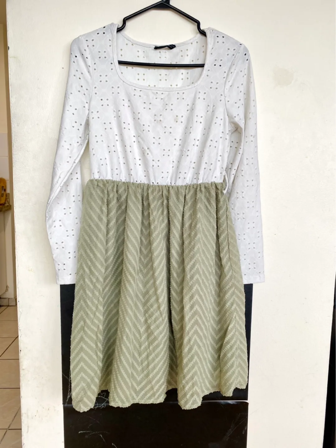 Women dress - size L thumbnail