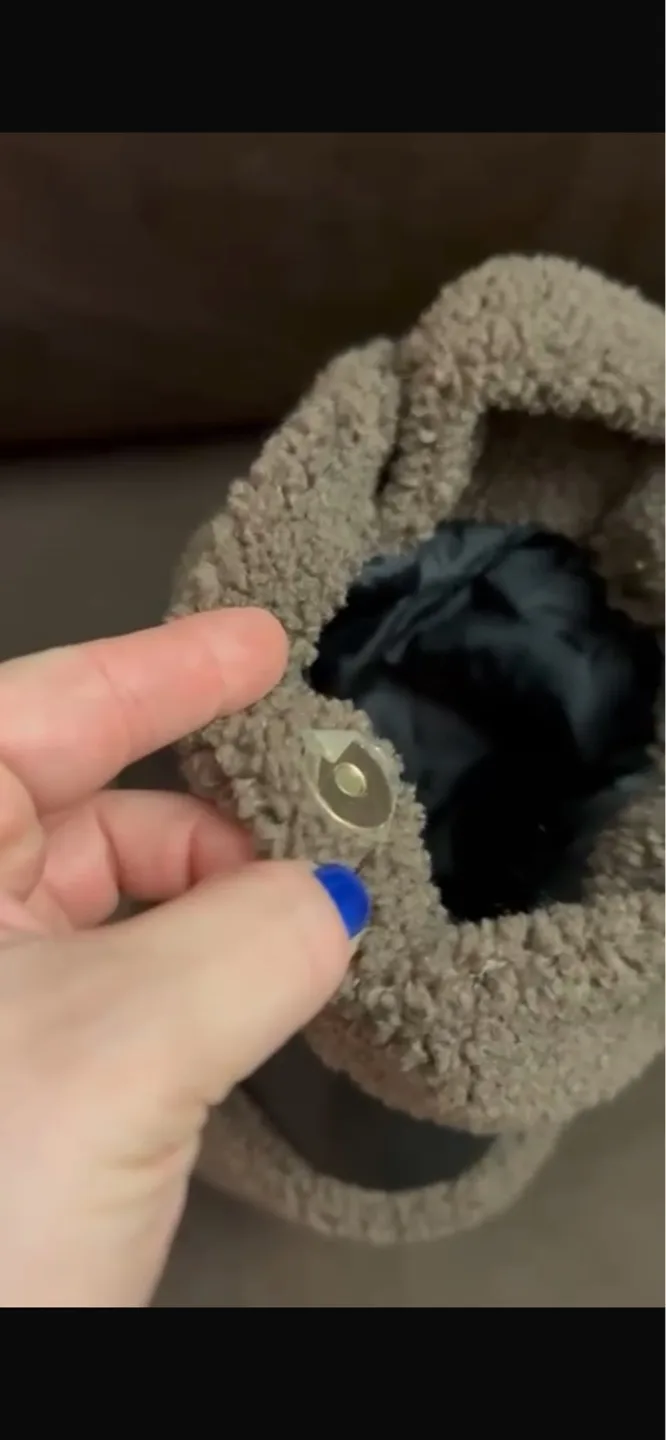 Fuzzy Brown Shoulder Bag image indicator(5)