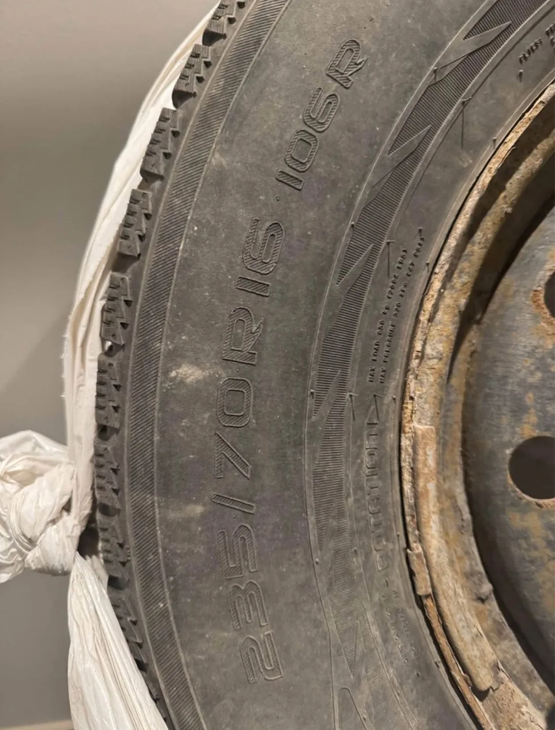 Used Nokian Hakkapeliitta 235/70R16 106R winter tires with rims image indicator(2)