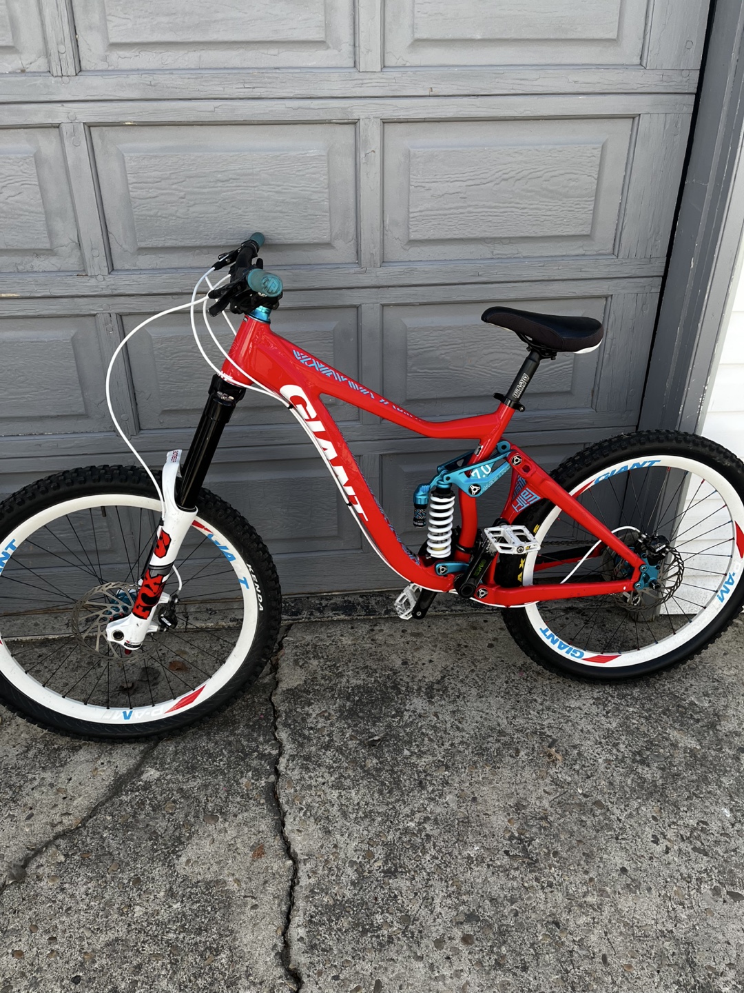 Giant Bicycles Bundle:  Downhill & Mountain Bike