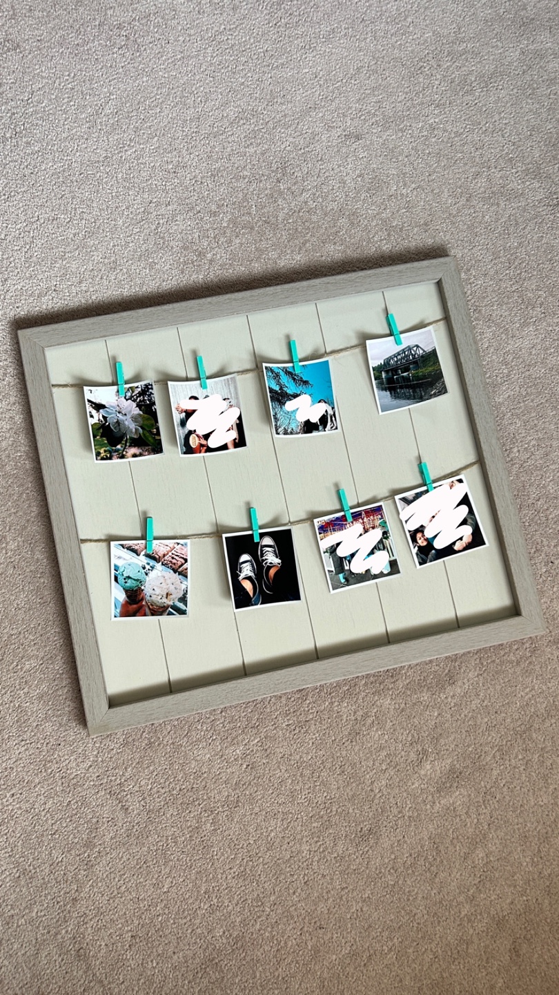 Photo Display Frame with Clips