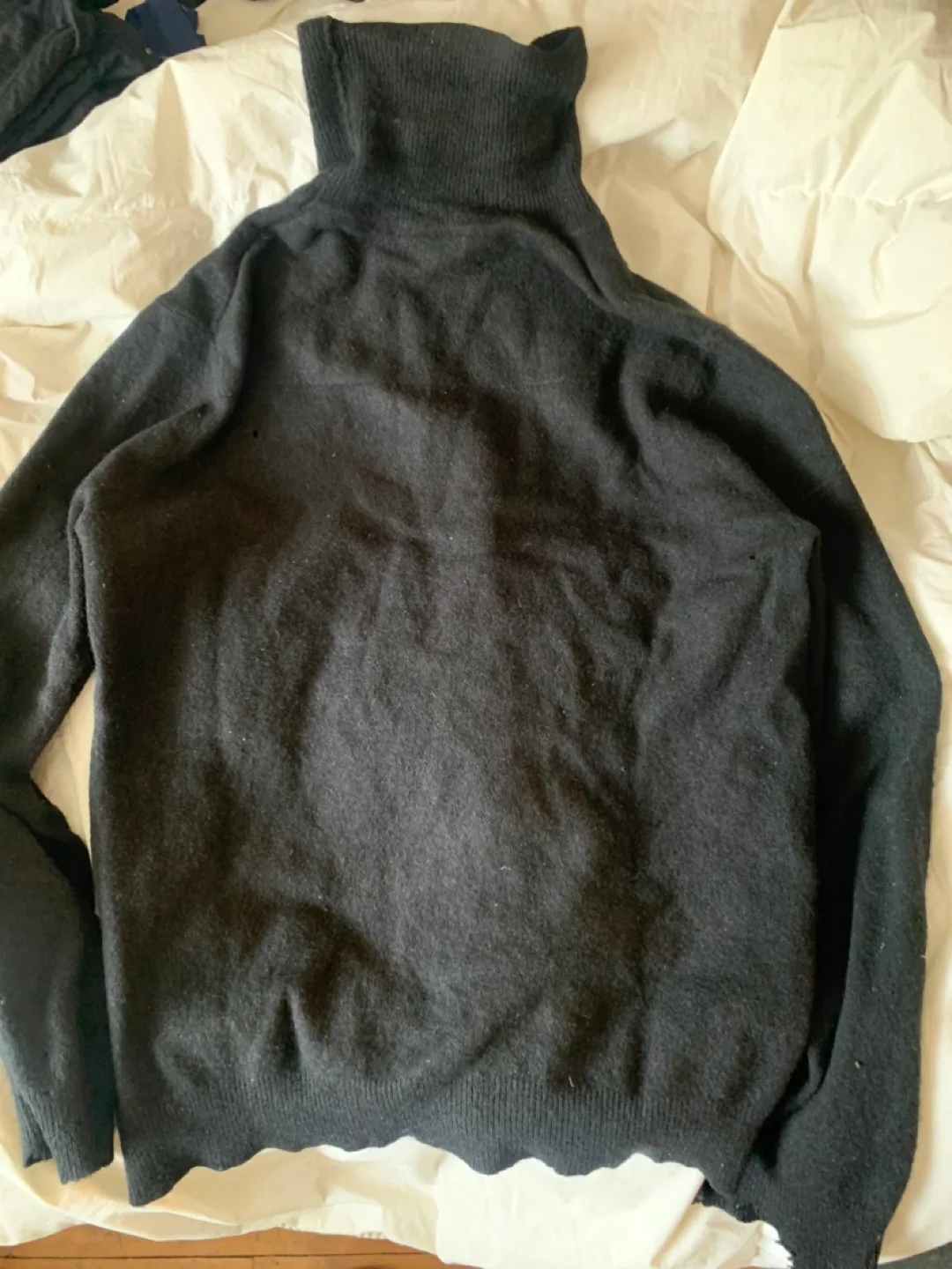 Upcycling project: cashmere turtleneck with some holes image indicator(2)