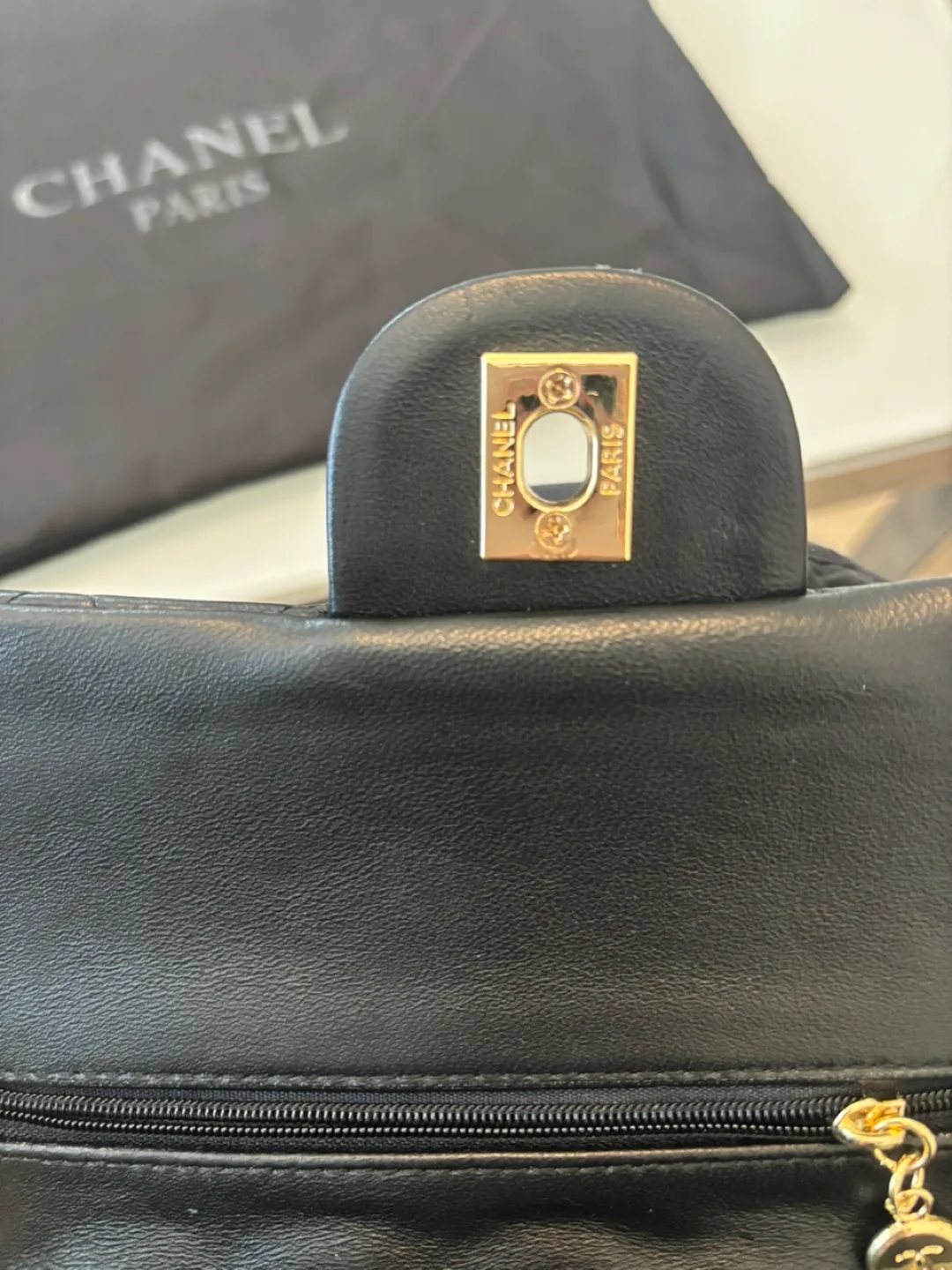 Chanel Classic Flap Bag image indicator(3)