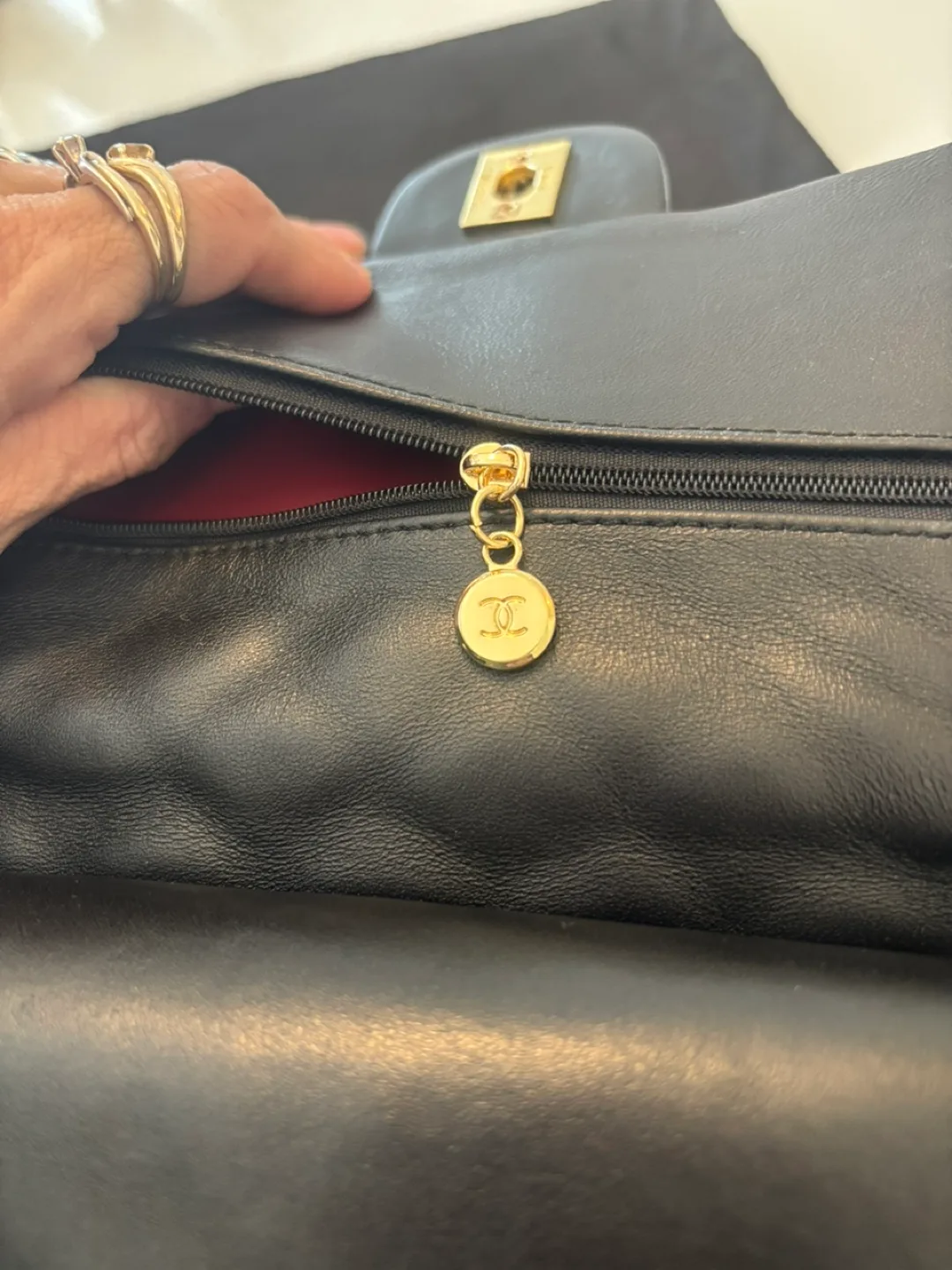 Chanel Classic Flap Bag image indicator(2)