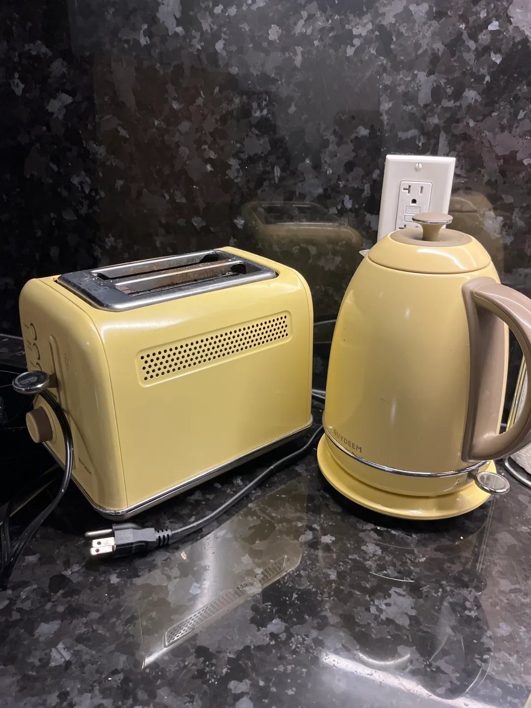 BUYDEEM Retro Yellow Toaster and Kettle Set thumbnail