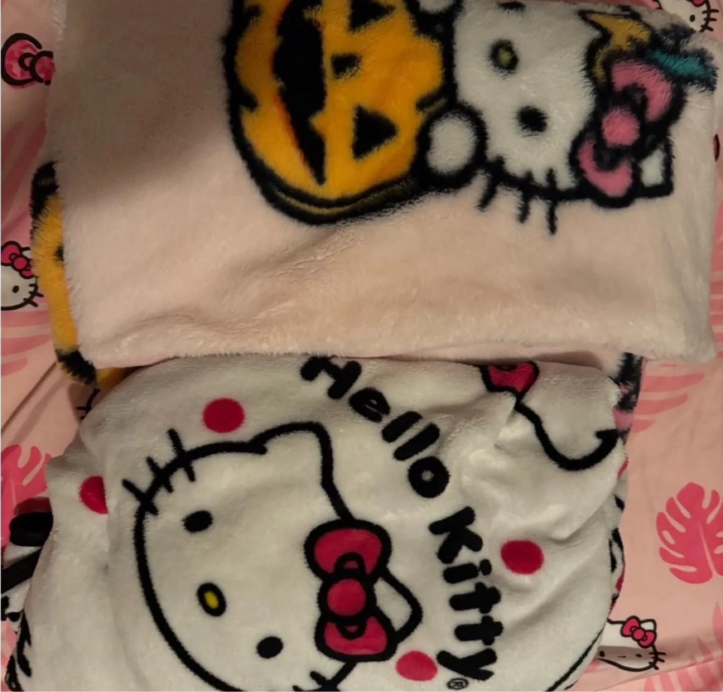 Hello Kitty & Juicy Couture blankets image indicator(2)