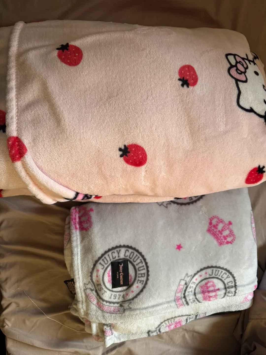 Hello Kitty & Juicy Couture blankets image indicator(3)