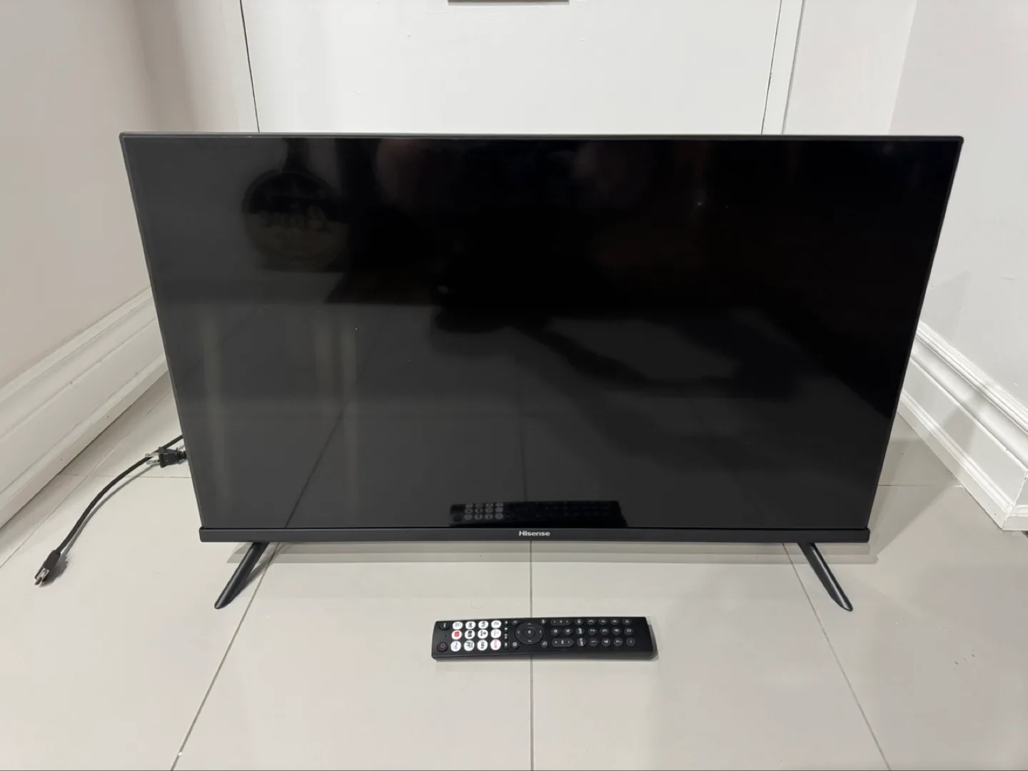 HISENSE 32” SMART TV (LIKE NEW) thumbnail