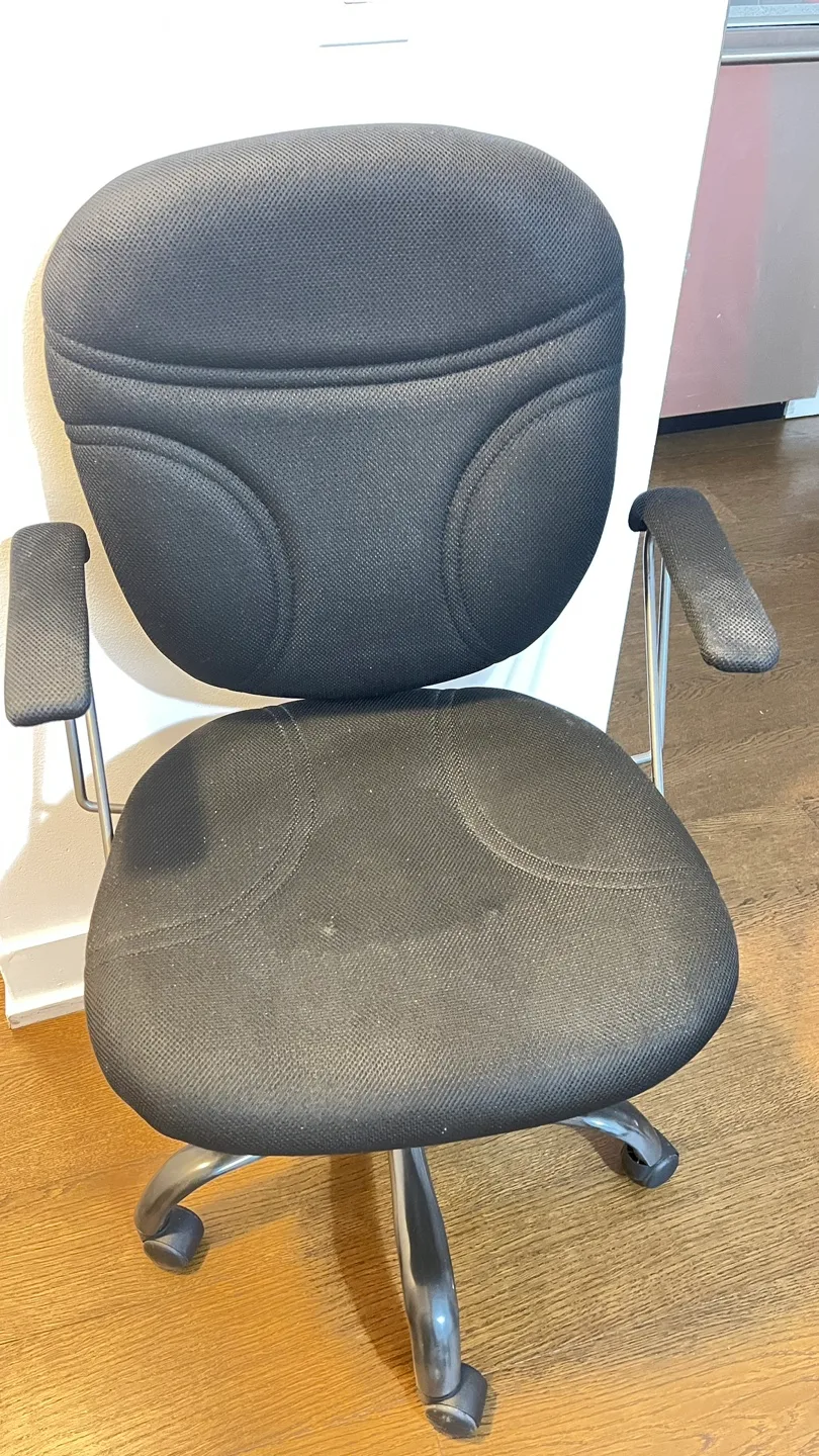 Black Office Chair with Armrests thumbnail