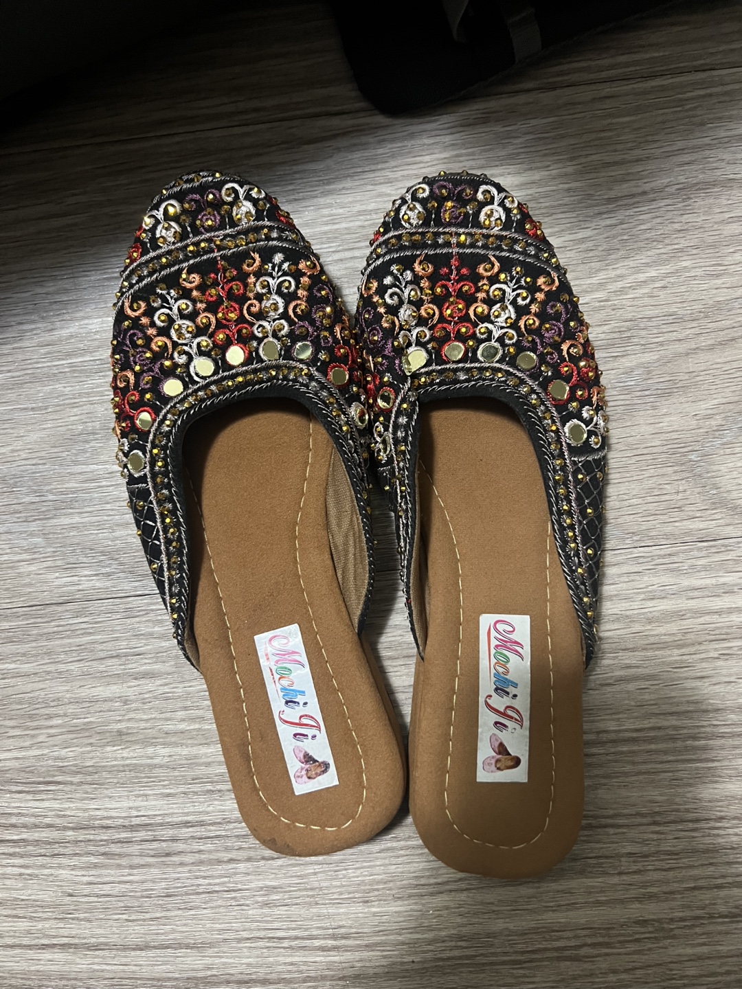Embroidered Black jutti - photo 2